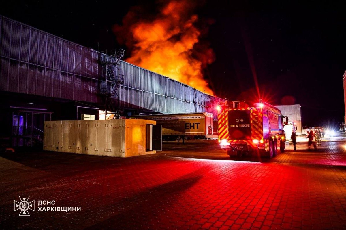 loraavra's tweet photo. 💥Η αποθήκη της «Ukrposhta» στο Χάρκοβο δέχτηκε εκ νέου επίθεση.

Νωρίτερα είχαν καταστραφεί επίσης μεγάλες αποθήκες της εταιρείας σε άλλες περιφέρειες.

#UkraineRussiaWar 
Telegram:https://t.co/GbXSsXERcz https://t.co/wliyJ0e9do