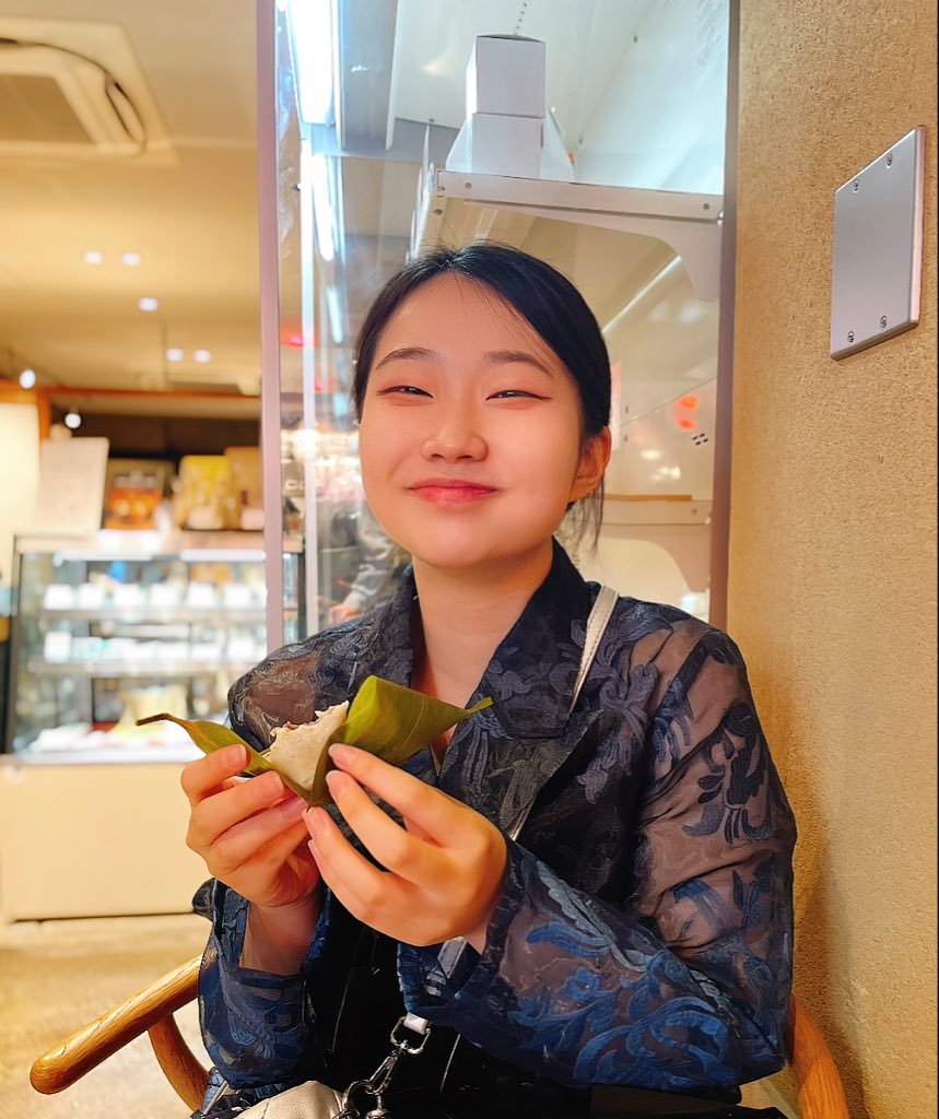 risa_403v's tweet photo. 🍵京都の思い出🍵

ゆうはちゃんと京都観光しました〜✨
ありがとうっっっ🫶

📸人生初のハモ天🐟
📸麩饅頭を食べて満足げな汐見
📸私の愛してやまないお店のカニカマ🦀
📸メイクさんオススメのバインミー🥖

まさか、お抹茶の写真を撮り忘れるなんて....
また行きたいなぁ😌ﾀﾍﾞﾙﾉﾀﾞｲｽｷ https://t.co/mNQljSfXa4