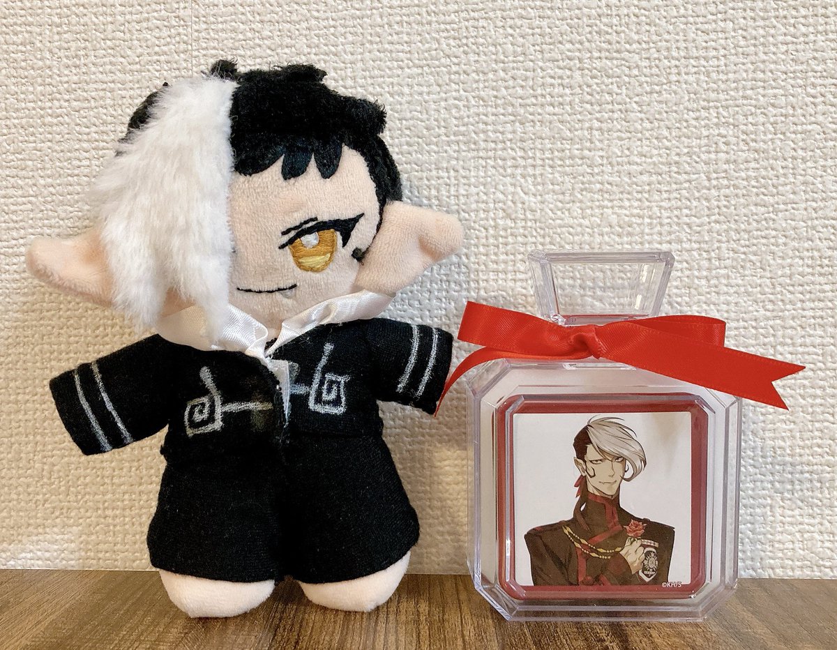 Rezept_cerisier's tweet photo. えーっとですね…
過去にダイソーの造花とケース使ってクロウリーのグッズを飾る…なんて事をしていまして🌹🧛
香水型のケースは表と裏にグッズ入れてます
実装されないなら作るなんていう、私の悪い癖全開なところを晒してみたり… https://t.co/QAUFkHMFxz