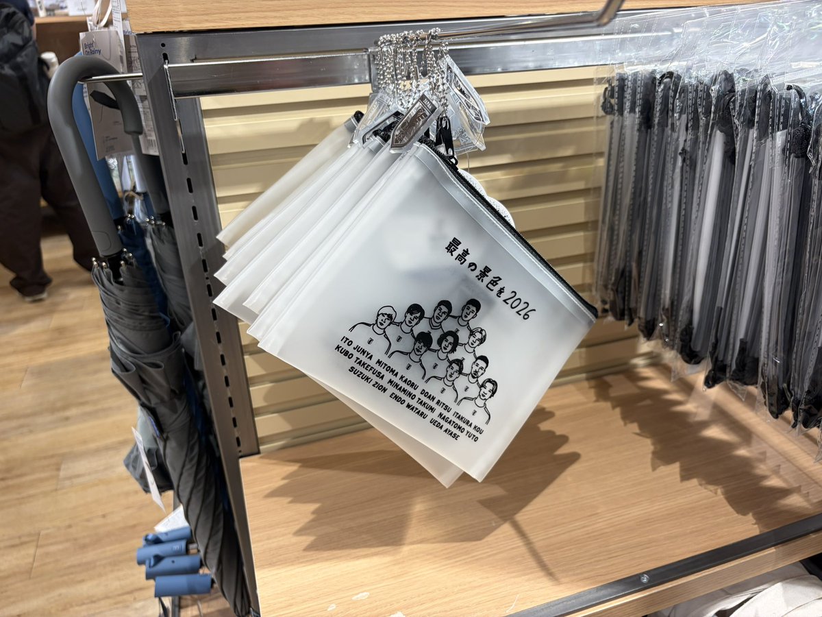 kake_tan's tweet photo. 3COINSと⚽️日本代表とのコラボ。

1点500円のなどの商品が多いが、安価だし荷物をこれからまとめる人には袋系の品も多くてありかと。 https://t.co/VnPghELDaw