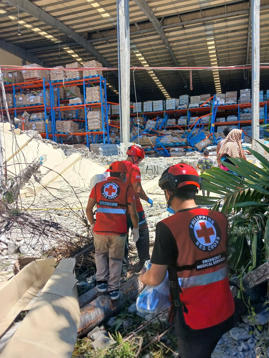 crocerossa's tweet photo. Un terremoto di magnitudo 7.8 ha colpito oggi, alle ore 7:37 (ora locale), l'area a ovest di General Santos, nel sud delle Filippine, attivando immediatamente i sistemi di emergenza.

La Croce Rossa delle Filippine ha posto in stato di massima allerta le proprie strutture e mobilitato Volontari, ambulanze e squadre di emergenza nelle aree interessate, i soccorritori stanno assistendo le persone colpite, monitorando le comunità e verificando le condizioni delle strutture sanitarie.

La consorella ha inoltre preposizionato mezzi e risorse di emergenza per garantire una risposta rapida in caso di ulteriori necessità e continua a supportare gli ospedali locali attraverso i propri servizi sanitari.

Le attività di monitoraggio e valutazione dei bisogni sono tuttora in corso.

@philredcross