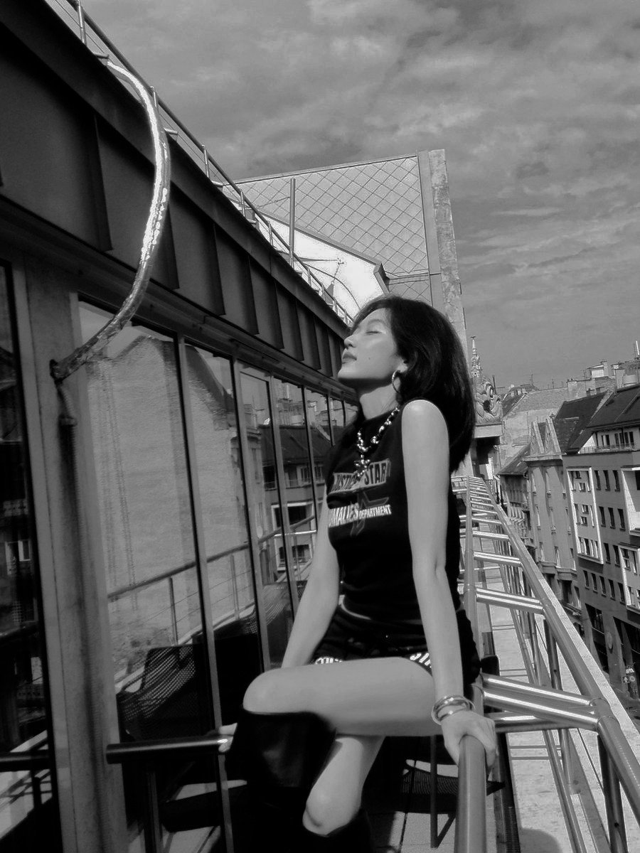 ETHREAVEN's tweet photo. 𝗕𝗨𝗗𝗔𝗣𝗘𝗦𝗧, last month.

A short holiday before going back to work. Do you know Budapest used to be two different cities, Buda and Pest? Seeing all the stunning buildings around gives me a sense of accomplishment. https://t.co/9dyFtuK8ew