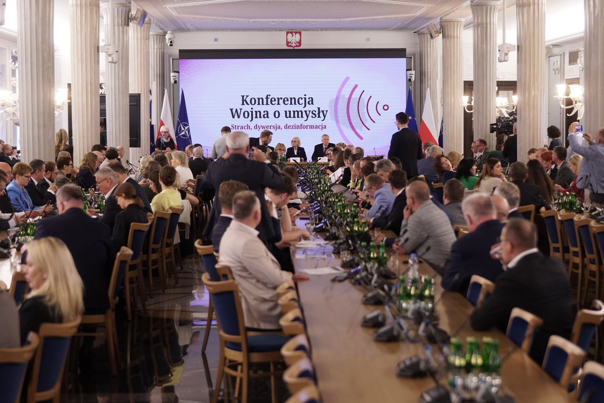 DorotaMarek_'s tweet photo. Trwa konferencja „Wojna o umysły. Strach, dywersja, dezinformacja”. Dzisiejsze konflikty toczą się także w naszych smartfonach i głowach. 
Fake newsy i manipulacja to realne narzędzia dywersji, które mają nas podzielić.
#WojnaOUmysły #Bezpieczeństwo #KoalicjaObywatelska https://t.co/b31U9ZgW0s