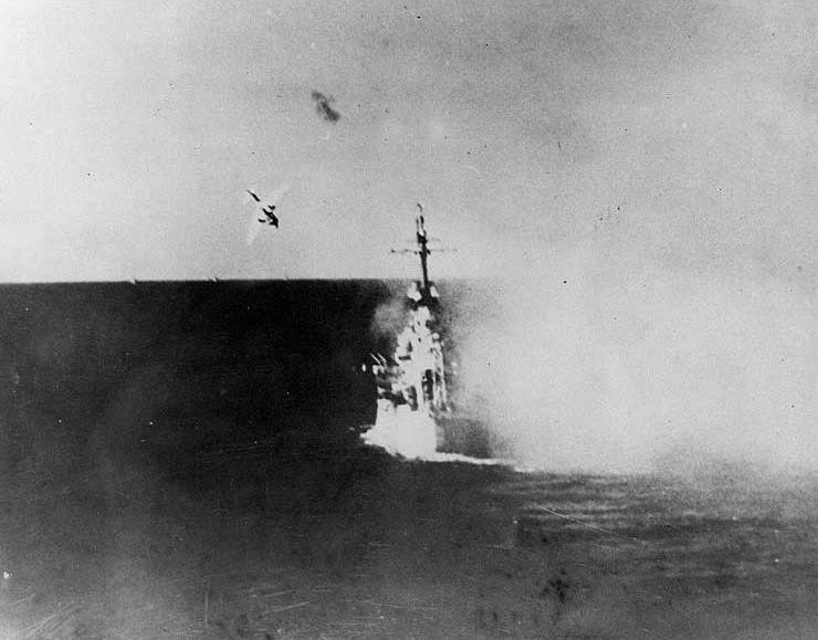 Japanese__Army's tweet photo. 1945年、ルソン島の戦いにて米海軍の軽巡洋艦コロンビアに命中直前の九九式襲撃機または九九式軍偵察機の特攻機。
#日本陸軍 https://t.co/tTMkfTJ1jH