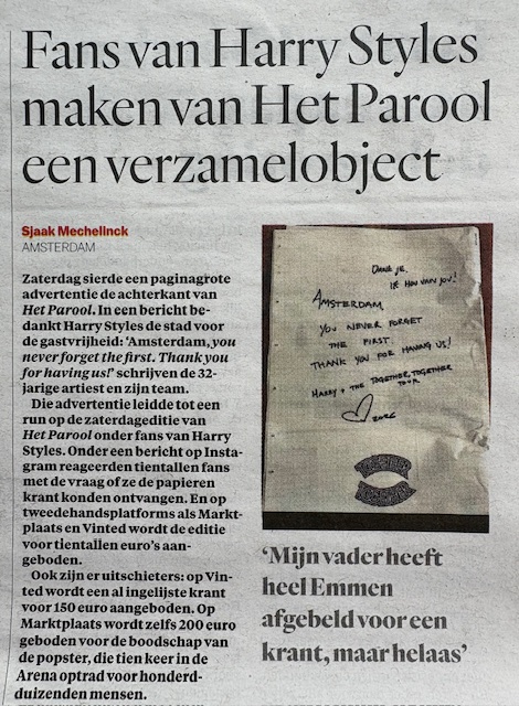 DalesGeert63675's tweet photo. Gisteren vroeg een jonge buitenlandse vrouw bij een krantenverkooppunt of ik de mededeling kon vertalen die was opgehangen bij een leeg Parool-rek. Er stond dat die was uitverkocht. Zij legde mij uit waarom ze die krant graag wilde hebben (om haar vriendje te paaien). Die krant schijnt nu voor bedragen tot 200 euro via o.m. Marktplaats verkocht te worden. Voor wie 'm wil heb ik hem uit de prullie gevist. Tegenprestatie: 1 fles cava (= ca. 7,5 euro 🥂😅) en niet voor de doorverkoop 😜.