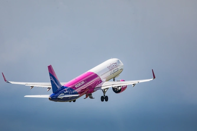 aviationbrk's tweet photo. NEW: Wizz Air to become the first ultra-low-cost airline in Europe to bring Starlink to millions of passengers from 2027.

“Ultra-low-cost travel has always been about making the flying experience accessible to as many people as possible,” said Ian Malin, Chief Commercial Officer at Wizz Air. 

“In 2027, we are taking this philosophy into the space age. Our customers should not have to choose between affordable fares and reliable internet access on board to stay connected to the people, activities and moments that matter most. We are proud to lead this change by partnering with Starlink and bringing maximum benefits to Wizz Air passengers. Let’s WIZZ!”