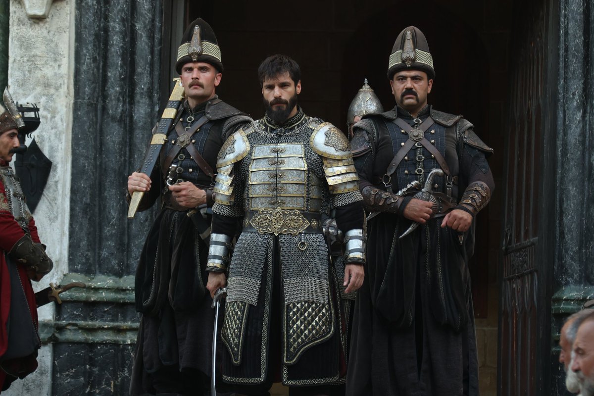 beklenenkral's tweet photo. #MehmedFetihlerSultanı Sezon Finali'nde;

Fatih Sultan Mehmed, Targovişte surları önünde zaferin eşiğine gelir. Ancak Vlad’ın kurduğu şeytani tuzak ortaya çıkınca, Mehmed kendisini tarihinin en ağır imtihanlarından birinin içinde bulur. Surların ardına masum halkı yerleştiren Vlad, Osmanlı ordusunu kendi adaletinden şüphe ettirecek bir kıyıma sürüklemek ister. İntikam ateşiyle yanıp tutuşan yeniçeriler hücum beklerken, Mehmed bir hükümdar olarak öfke ile adalet arasında tercih yapmak zorunda kalır.

Targovişte önlerinde gerilim büyürken Osmanlı ordusunda farklı cephelerde mücadele devam eder. Kaya Alp ve Taha Alp, sur kapılarını zorlamak için ön safa çıkarken, Kurtçu Doğan ve yeniçeriler intikam arzularıyla sınanır. Öte yandan Gedik Ahmed Paşa ile Bali Bey, Vlad’ın kaçış yollarını kapatmak için ormanlarda ölümcül bir takip yürütmektedir. Ancak Vlad’ın yeni planları yalnızca Eflak’ı değil, Osmanlı’nın geleceğini de tehdit edecek kadar büyüktür. Kuşatma sürerken alınacak kararlar savaşın kaderini değiştirecektir.

Tüm bunlar yaşanırken Karaman cephesinden gelen kara haber, Şehzade Süleyman’ı zorlu bir yol ayrımına sürükler. Bir tarafta Sultan Mehmed’e duyduğu bağlılık, diğer tarafta Karaman’ın geleceği ve Uzun Hasan’ın kurmaya çalıştığı büyük ittifak vardır. Süleyman hangi yolu seçecektir? Vlad’ın kaçış planı başarıya ulaşacak mıdır? Ve Mehmed, adaletini hedef alan bu büyük oyunu bozabilecek midir?