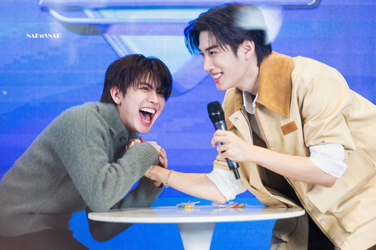 NAPnSNAP's tweet photo. รีแอคผู้ชนะ vs รีแอคคนที่ยอมเทอมาเสมอ 
#TMCLIVExTleFirstOne

TFO 1ST DUO SINGLE PRESS
#WhenItRainsPressTour
#TleFirstone #เติ้ลเฟิร์สวัน https://t.co/u7Xcy6FFhe