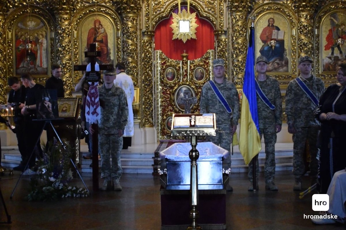 HromadskeUA's tweet photo. У Києві попрощалися із полеглим військовим та музикантом Ярославом «Варнаком» Івановим.

Про це повідомила кореспондентка hromadske.

Попри дощову погоду в Києві, попрощатися з військовим прийшли прийшло багато людей, зокрема молоді та військових https://t.co/9DFnJaAOp4