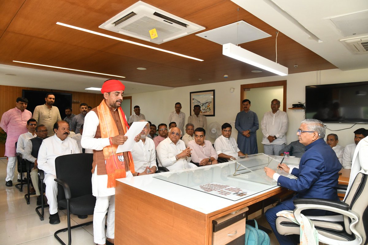NareshPatelBJP's tweet photo. ગુજરાત રાજ્યસભા ચૂંટણી અંતર્ગત ભારતીય જનતા પાર્ટીના ઉમેદવારો શ્રી રાજુભાઈ શુક્લા, શ્રી મુકેશભાઈ રાઠવા, શ્રી માનસિંગભાઈ પરમાર તથા શ્રી જીતેન્દ્રભાઈ કંજારિયાના નામાંકન પ્રસંગે ઉપસ્થિત રહી શુભેચ્છાઓ પાઠવી તેમજ તેમના વિજય માટે અગ્રિમ અભિનંદન આપ્યા. https://t.co/EbiJZn049s