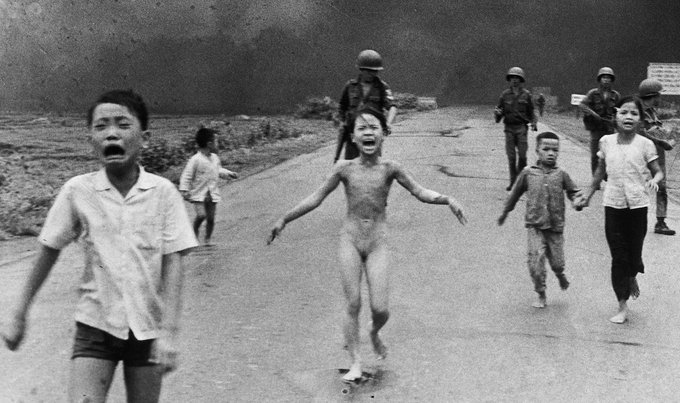 boudewijnsteur's tweet photo. Op deze dag in 1972 werd het dorp Trang Bang getroffen door een Zuid-Vietnamees napalmbombardement. De foto van het negenjarige meisje Kim Phuc dat haar brandende kleren had uitgedaan en wegrende, werd iconisch - een symbool voor de gruwelijkheden van de oorlog https://t.co/syeu5xNQrE