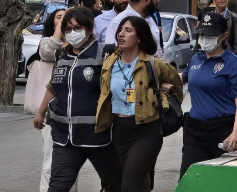 DFGDernegi's tweet photo. 📌Gazetecilik faaliyetleri nedeniyle gözaltına alınan ve ardından serbest bırakılan Mezopotamya Ajansı muhabiri ve üyemiz Sema Bingöl’ün, bazı yayın organlarında emniyet kaynaklı bilgiler üzerinden hedef haline getirilmesi basın özgürlüğüne yönelik açık bir saldırıdır. Daha da vahim olanı, gazetecinin yanı sıra aile fertlerinin de bu yayınlarla hedef gösterilmesidir.

Gazetecileri kriminalize etmeyi, kamuoyu nezdinde itibarsızlaştırmayı ve baskı altına almayı amaçlayan bu yayın anlayışı, halkın haber alma hakkına ve basın özgürlüğüne zarar vermektedir. 

DFG olarak, Sema Bingöl ile dayanışma içerisinde olduğumuzu belirtiyor;  gazetecileri hedef gösteren, nefret ve kutuplaştırıcı dili besleyen yayın politikalarına son verilmesi çağrısında bulunuyoruz. Meslektaşımızı hedef gösteren yayınlar hakkında suç duyurusunda bulunacağımızı ve sürecin takipçisi olacağımızı belirtiyoruz