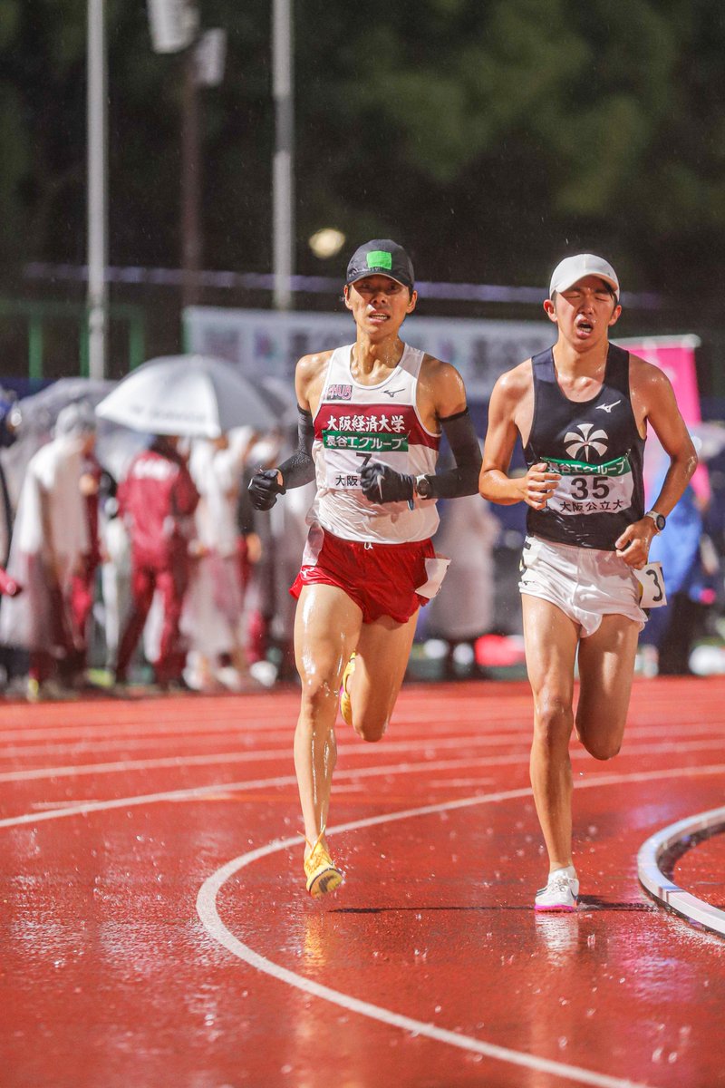 osaka_ue's tweet photo. ＼NEWS／
🏃全日本大学駅伝 出場決定！🏃
第58回全日本大学駅伝対校選手権大会 関西学連出場大学選考会において、本学陸上競技部（長距離パート）が総合2位（4時間04分06秒86）となり、全日本大学駅伝への出場権を獲得しました✨
1位との差は、わずか3秒78。10人で挑んだ戦いは、最後まで紙一重でした。
6年連続で全国の舞台に立ち続けることは、決して当たり前のことではありません。
全力で走り抜いた選手の皆さんを、誇りに思います。
伊勢路での熱い走りにも、ぜひご期待ください🔥
#大阪経済大学 #陸上競技部 #全日本大学駅伝