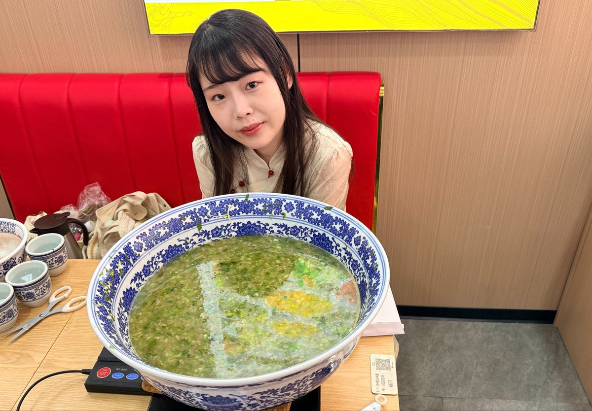 hitorigoto_6020's tweet photo. 【蘭州陳記牛肉麺　池袋本店】
30分間で麺と具材を食べ切る蘭州ラーメンチャレンジ🍜

🚩タイム23分14秒。

成功:賞金10万円/Tシャツ/ココナッツジュース
失敗:5980円
（スープは完食条件含まれません。）

1枚目:器込み15238g着丼しました。
2枚目:麺と具材を完食した後。

測定器を持ち込みましたが、器の重さが分からないとのことで...
怖すぎて無我夢中に啜るしかありませんでした！

マイカトラリーのカス揚げを持参して一つたりとも残さず食べ切りました。
※店員さんチェック済み。

こちらの蘭州ラーメン、長すぎるww
弾力があり、食感のある麺です。

昔に親が連れて行ってくれた中国の雑多な街中のラーメン屋さんの味そっくりで美味しかったぁ。
爆食い＆完食できたのが嬉しいです〜😋