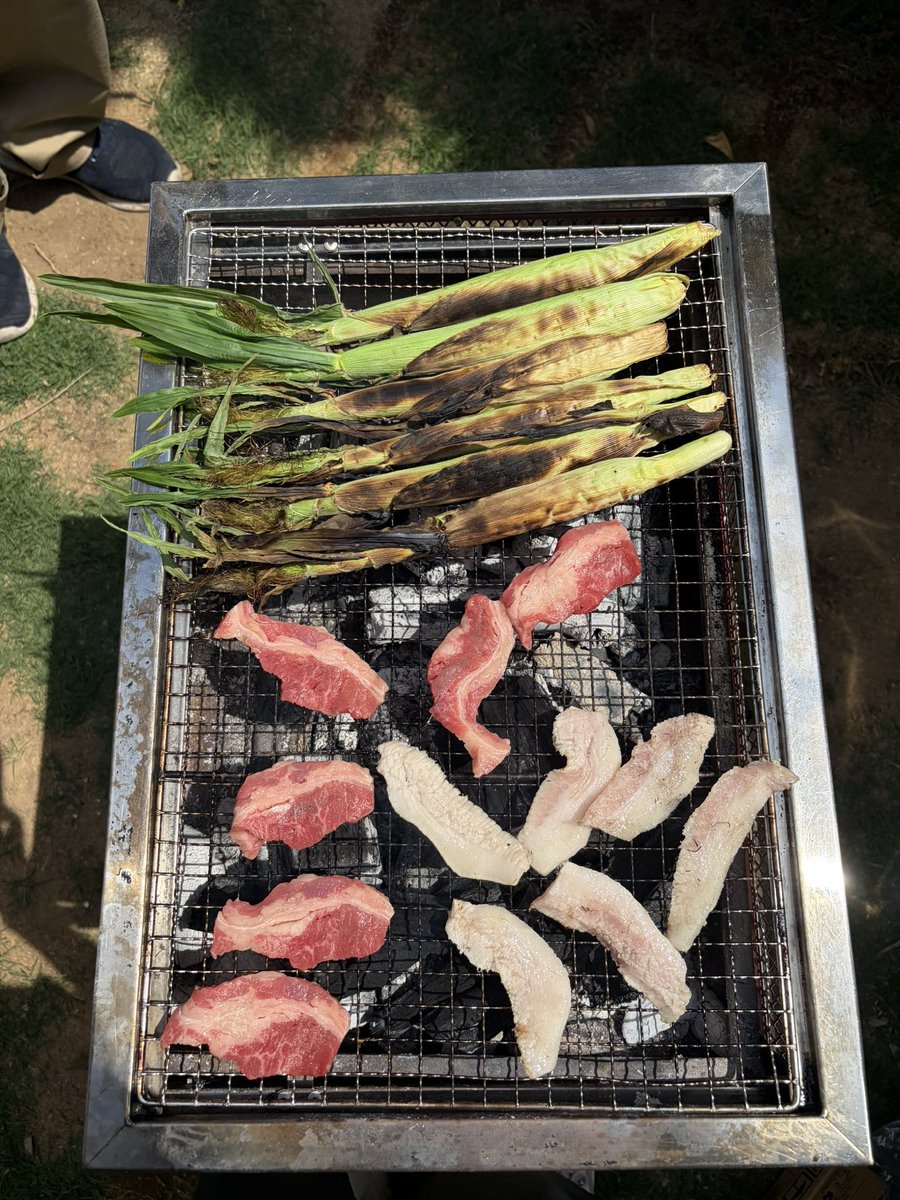uril4's tweet photo. 同級生実家のお庭でBBQ🍖
皮付きヤングコーンにまじ大歓喜！
サザエもホタテも最高！

お庭のビワが大豊作で、みんなで採ったのも楽しかった☺️

暑すぎて友人ママの帽子借りたら、全部小さすぎてママ小顔すぎぃ！ってなったw https://t.co/mXUI1pkZBl