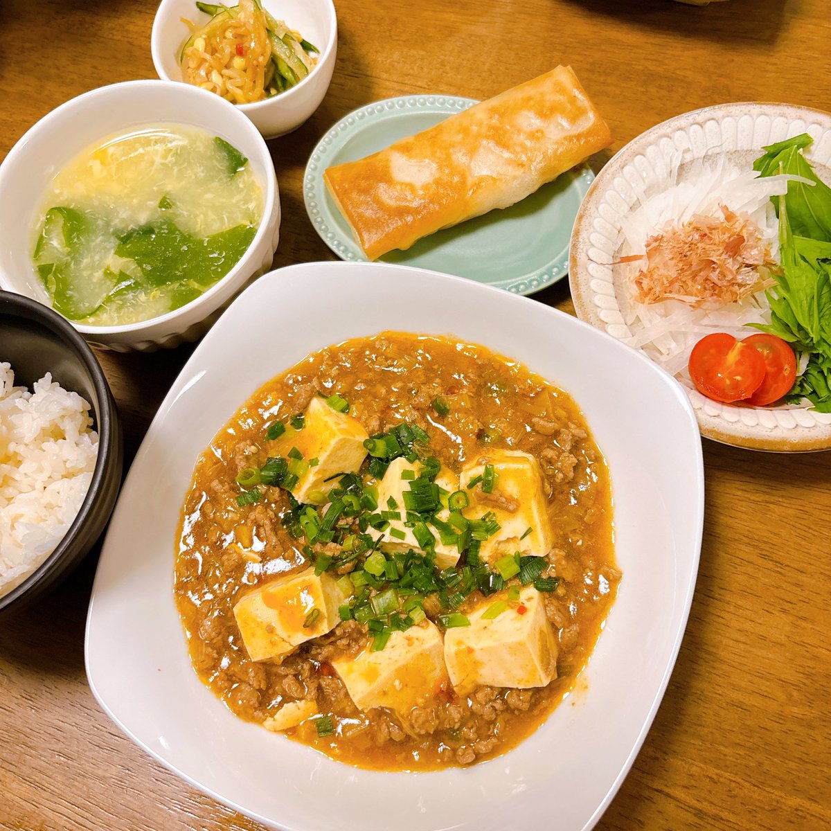 yuru2rab's tweet photo. 今日の晩ごはん🍚

麻婆豆腐
ツナ玉春巻き
わかたまスープ
もやしときゅうりのナムル
大根と水菜のサラダ
 #おうちごはん 

今日も1日お疲れ様でしたꕀ🐕 ͗ ͗ https://t.co/qIBhF5Vgz2