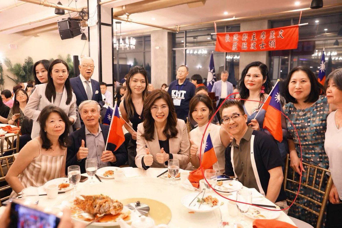 AAnnalinanna's tweet photo. 《文章很長》
《重要‼️請耐心看完‼️》
《鄭麗文通共‼️‼️‼️》

大家知道鄭麗文訪美時，身旁坐了誰嗎？

坐在鄭麗文不遠處的這個人，他是俞國梁（Gary Yu），台灣人可能沒聽過這個名字。

但他的「豐功偉業」，值得好好介紹一下。

2021 年，波士頓市長吳弭（Michelle Wu）在選舉中被踢爆有中國勢力介入。去年公開了調查報告，這位俞國梁先生，過去替波士頓市長募了30萬美元，向麻州審計長捐了3,000元，之後順利被任命進州政府委員會。

美國人一度以為他是熱心的社團領袖，直到美國媒體查出他的「多重身份」。

俞國梁在檯面上是「波士頓國際傳媒諮詢公司」的創辦人。檯面下，他透過自己領導的華人社團，替吳弭募超過30萬美元的競選資金。但根據中共官方媒體、黨務文件，以及俞國梁自己領導的社團紀錄，他同時被列名為中共統一戰線工作部旗下機構的官員，還替中國政府在美國招募人才。

不僅如此，俞國梁同時也是「新英格蘭華人聯盟」（NECAA）的主席與「北美杭州同鄉會」的會長。

這些組織在美國受到官方注意，是因為他們長期與中共統一戰線工作部（統戰部）的海外網絡保持密切互動，更頻繁參與中國在美國境內舉辦、以擴張政治影響力為目的的各類活動。

這就是中國統戰的隱秘行動，從文化活動、政治募款，一步步走進政府單位。

現在，鄭麗文和這位統戰人士同桌用餐，交換關於台灣的資訊。

現在鄭麗文大言不慚的說國民黨將扮演「搭橋者」的角色，

搭什麼橋？

讓中共髒手進入台灣的橋嗎？！