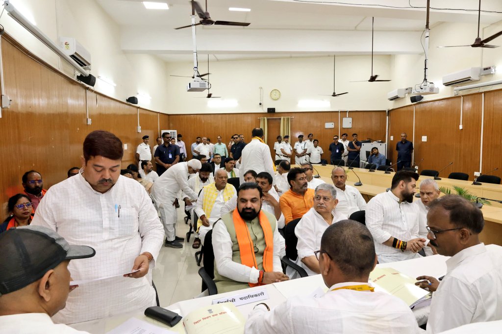 LJP4India's tweet photo. बिहार विधानमंडल परिसर में जनाब अशरफ अंसारी जी ने बिहार विधान परिषद द्विवार्षिक चुनाव-2026 के लिए NDA समर्थित लोक जनशक्ति पार्टी (रामविलास) के रूप में नामांकन दाखिल किया।

इस अवसर पर माननीय मुख्यमंत्री श्री @samrat4bjp जी, लोजपा(रा) के राष्ट्रीय अध्यक्ष सह केंद्रीय मंत्री आदरणीय श्री @iChiragPaswan जी , केंद्रीय मंत्री श्री @LalanSingh_1 जी , जदयू के कार्यकारी अध्यक्ष श्री @SanjayJhaBihar जी एवं बिहार प्रभारी सह माननीय सांसद श्री @ArunBhartiLJP जी एवं NDA के सभी वरिष्ठ नेतागण मौजूद थे।

#NDA4Bihar #ViksitBihar