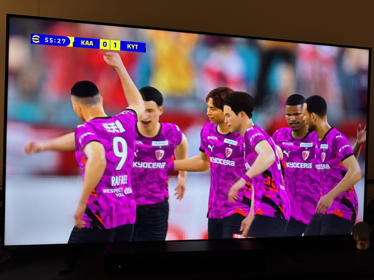 kskyo's tweet photo. スマホアプリのイーフトはたまにやってたけど、本田選手がACミランに入団した時、PSPで購入して以来のパッケージ版ウイイレ⚽️

J1チーム、一部のJ2・J3チームも収録、京都サンガF.C.を使って息子と対戦☺️

ワールドカップ前に代表チームが楽しめる🎵
テレビ画面でできるのが良いね👍 https://t.co/JnTZnw0b2N