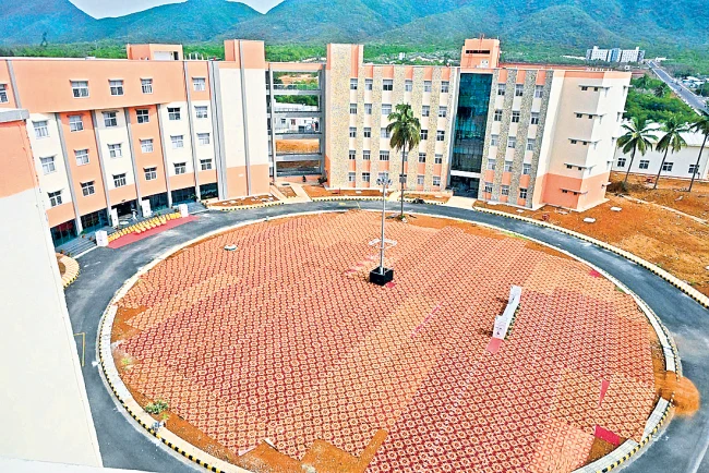 andhrudu12's tweet photo. ఐఐపీఈలో సిద్ధమైన భవనాలు
#IIPE #PetroleumUniversity #Vizag https://t.co/BEKrVaQ8jq