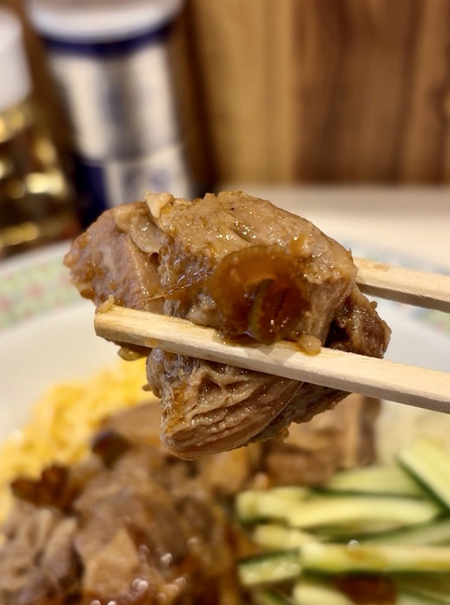 runnerDaibar's tweet photo. 「冷やし中華、始めました🎐…トッピングの牛バラ肉が超絶、美味すぎる😱✨」

唐桃軒／関内

牛バラ冷やし中華

定番のきゅうりと錦糸たまごに
酸味ある醤油ダレ
オーソドックスな冷やし中華😋

ところが…
上に乗った牛バラ肉がめちゃウマ
柔らかく牛肉の旨みが滲み出てくる❤️

麺はしっかり〆られて腰がある🍜
やっぱり冷中には和がらしだね！！

大満足でご馳走さまでした🙏

暑い日に食べたくなる激うま冷やし中華✨
種類は4種類もあって迷っちゃう、あなたなら何食べる？

＃唐桃軒 
＃冷やし中華 
＃関内