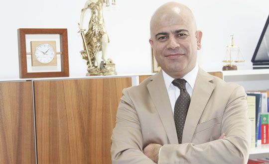 etkilihaberyeni's tweet photo. Hukuk Mahkemeleri Kanunu'nu yazan Prof. Dr. Muhammet Özekes:

(CHP hakkındaki butlan kararı)

-Bu karar, en hafif açıdan icra edilemez, sonucu olmayan “etkisiz hüküm” niteliğinde bir hükümdür. Şu anda uygulanıyor olması hukukî olduğunu göstermez, sadece yargı eliyle fiilî durum meydana getirilmiştir.

-Bu karar, hem tüzel kişiliğin en üst iradesini hem de onu denetleyen seçim yargısının karar ve iradesini görmezlikten gelmektedir. Bunun hukuk devleti ve hukukî güvenlikle açıklanması mümkün değildir. Bu anlayış benimsenecek olursa, geçmişten geleceğe hiçbir seçimin kesinleştiği söylenemez, görev yapan yasama ve yürütmenin meşruluğu her zaman tartışmaya açık hale gelir.