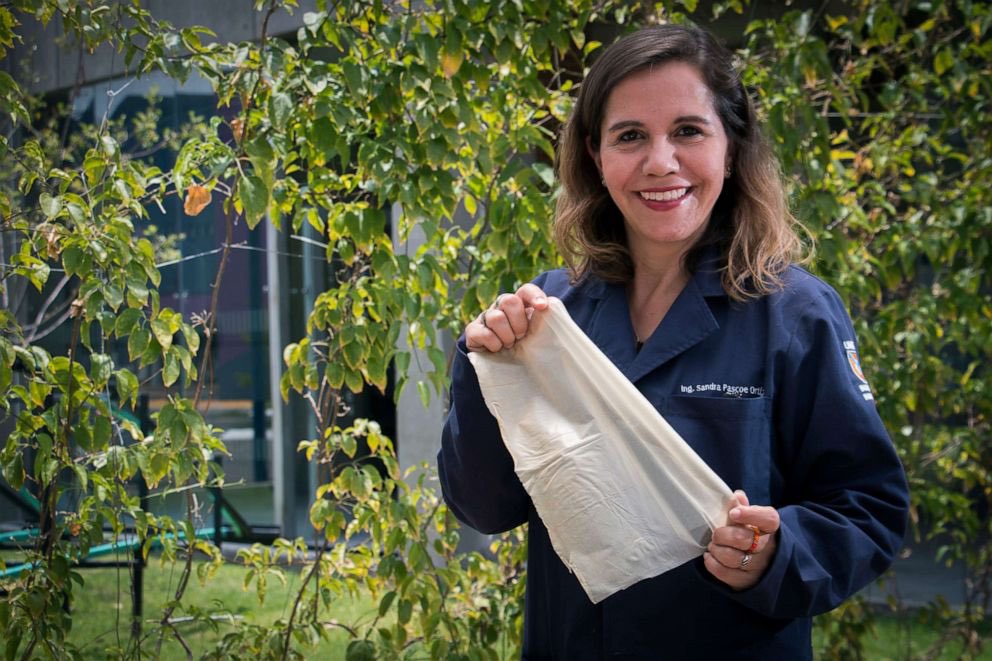 ShiningScience's tweet photo. 🚨 Woman in Mexico creates plastic from cactus that biodegrades in a month and is safe to ingest. https://t.co/cioz35a2f9