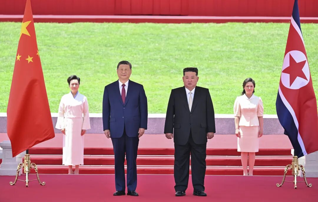 MarkShusheng's tweet photo. 当地时间6月8日中午，#朝鲜 劳动党总书记、国务委员长 #金正恩 在平壤金日成广场为中共中央总书记、国家主席 #习近平 举行盛大欢迎仪式。 #中国 #朝鲜 https://t.co/6dmuwCHmdL