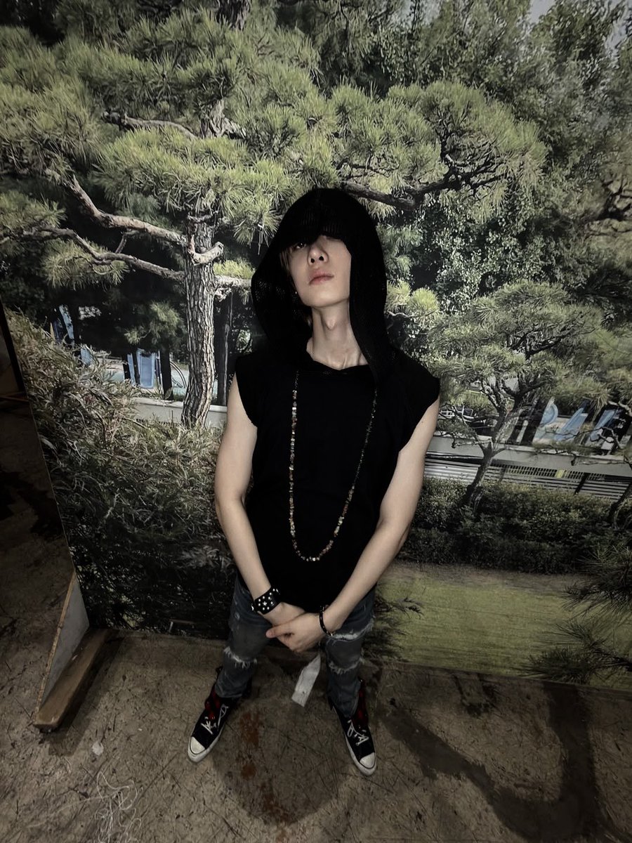Edwarps's tweet photo. 세상은 여전히 빠르게 돌아가고 있지만, 나는 잠시 멈춰 서 있어도 괜찮다. https://t.co/iwSJgHizca
