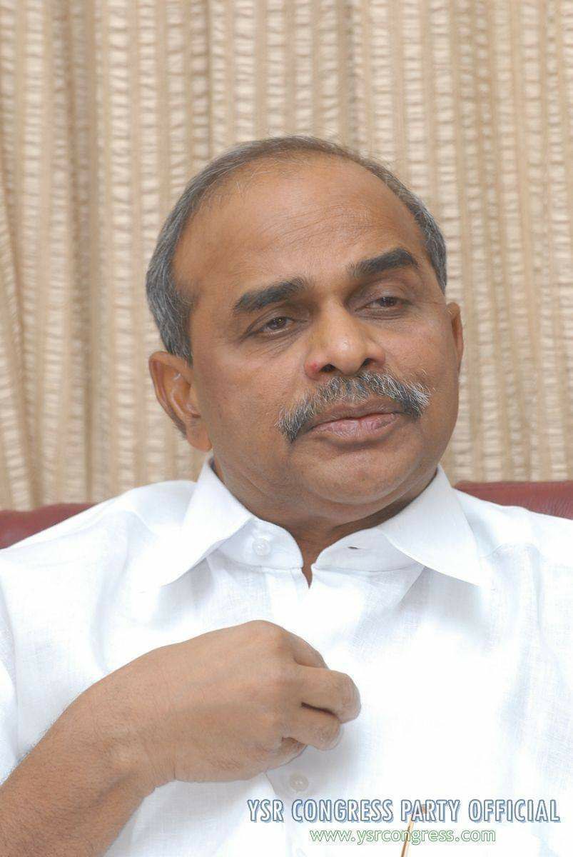 YSRCParty's tweet photo. చిట్టచివరి వ్యక్తి వరకు సంక్షేమ పథకాలు అందాలనే లక్ష్యంతో పని చేసిన నాయ‌కుడు డాక్ట‌ర్ వైయ‌స్ఆర్‌ గారు.

#YSRForever https://t.co/iBtflcHrxn