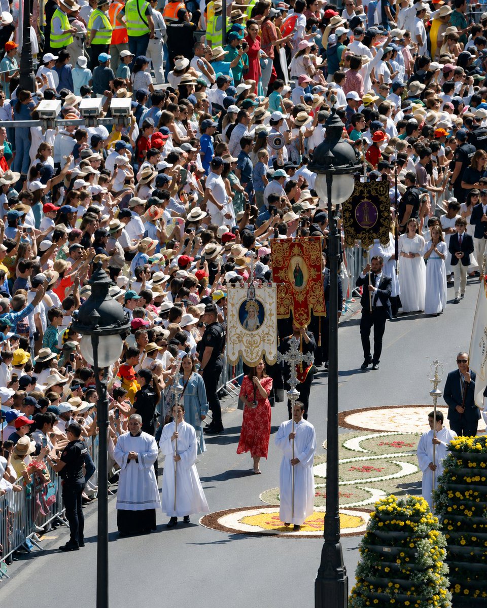 ShTolee's tweet photo. 🇪🇸⛪️ - Madrid reúne a más de un millón de fieles en la misa presidida por el papa León XIV -

Durante su visita a España, el pontífice destacó la influencia histórica del cristianismo en la identidad y cultura europeas, al tiempo que hizo un llamado a preservar el papel de la fe en la vida pública. 

La visita también estuvo marcada por las demandas de víctimas de abusos dentro de la Iglesia para ser escuchadas por el Vaticano.  #PapaLeónXIV