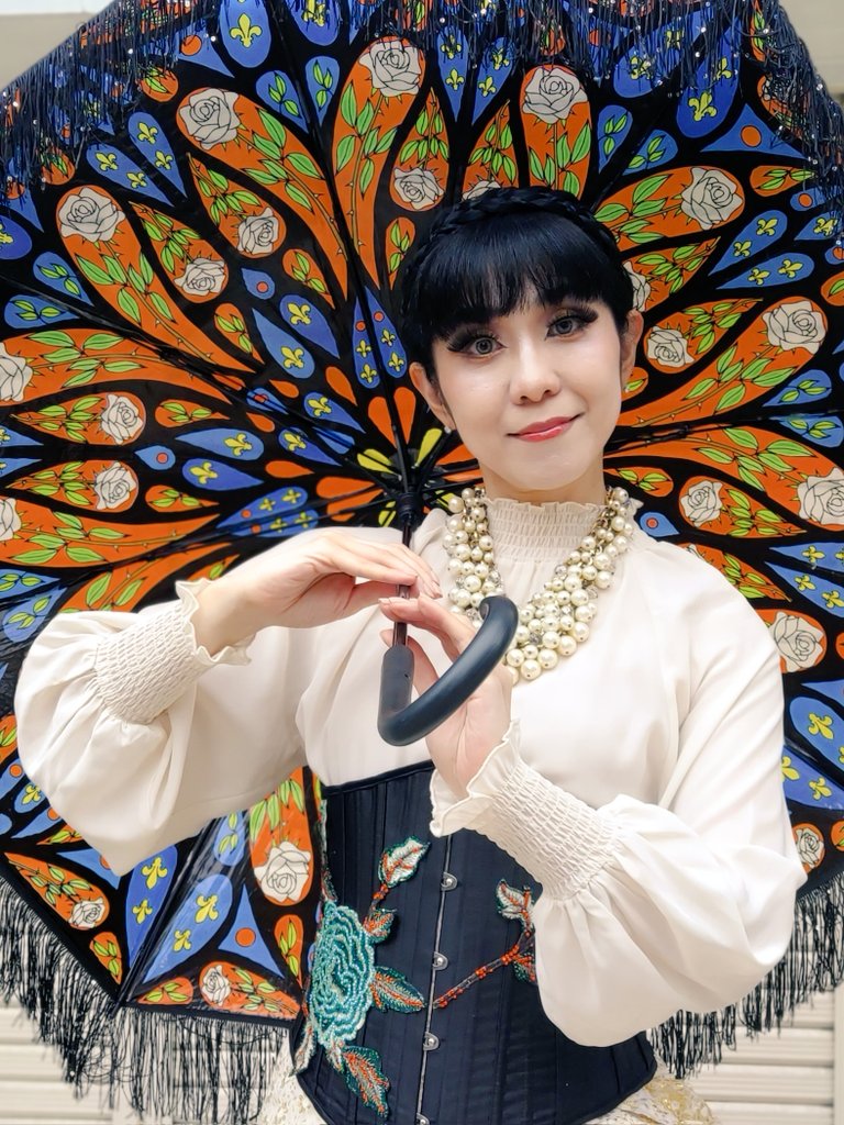 AngPongTanggg's tweet photo. 千住宿大大道芸祭
サブタイトルが北千住からの輝き
アンネさんはいつも通りキラキラ✨
#アンネコケットリー
#千住宿大道芸祭
#薔薇窓傘 https://t.co/TUsZ82gfUc