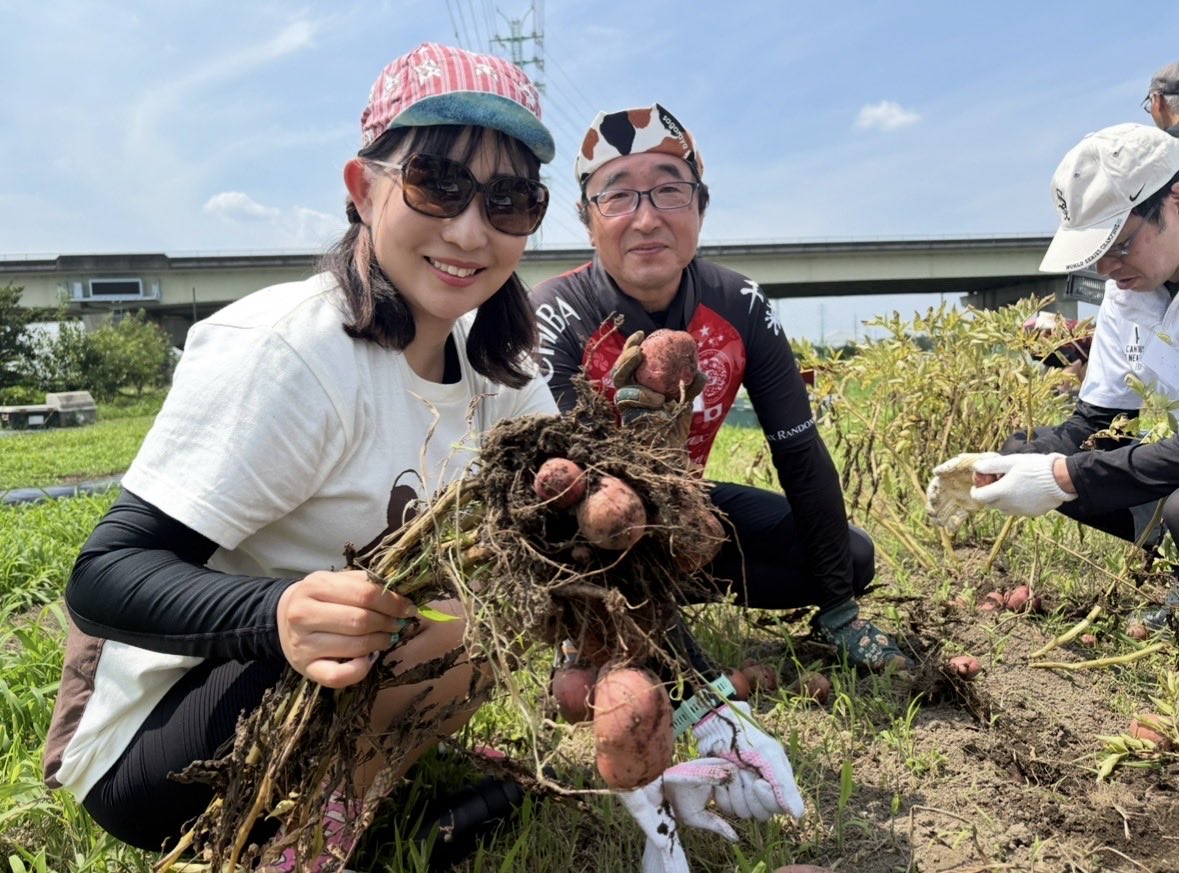 kumi23117431's tweet photo. 6月27日に美園ファーマーズ倶楽部へ新じゃがいも🥔を掘りに行くライドイベントが開催されます🚴‍♀️昨年もイベントへ参加して複数種類のお土産じゃがいも🥔までゲットしました💪リュック🎒は大きめの2点留めを推奨します😊是非参加いただけたら嬉しいです🎉よろしくお願いします🙇
#荒川
#じゃがいもライド https://t.co/q5iA67OsB2