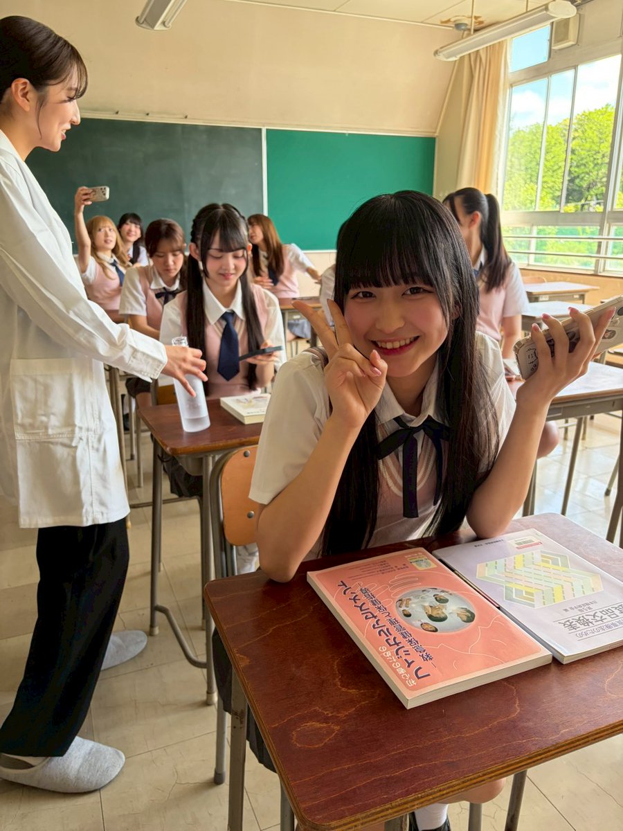 BLUEROSE_model's tweet photo. TikTok新ショートドラマ『教室の声』
本日6月8日（月）更新
『Why study chemistry？』
https://t.co/twYMDzrK4s
★教室から聞こえる、リアルな本音。
泣いて笑って考えてバトって…
青春の声を、もう一度。
お楽しみに😁
#ショートドラマ
#ショートフィルム https://t.co/s33c23OmVA