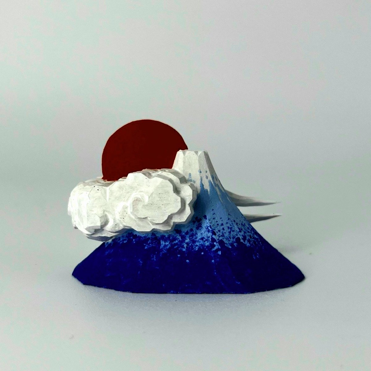 maeta2007's tweet photo. 縁起物「富士」を試作しました。
一刀彫で風景をテーマとした作品はあまり見たことがないので、試行錯誤しながら形にする過程が楽しかったです。 https://t.co/1JX030Dyqh
