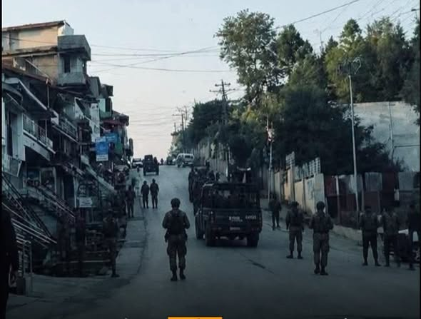 mahtab2010's tweet photo. راولاکوٹ کی فتح مبارک ہو، اہل پاکستان!

میں، جو کشمیر میں پاکستان کا وکیل تھا، جو "کشمیر بنے گا پاکستان" کے نعرے کا علمبردار تھا، آج اپنی شکستِ فاش تسلیم کرتا ہوں۔

میرا المیہ صرف یہ نہیں کہ میرے بھائیوں کے سینے میں پی او ایف (POF)  کی بنی گولی اتاری گئی ہے۔ میری اصل اذیت تو یہ ہے کہ یہ گولی کسی وقتی اشتعال یا غیر ذمہ داری کا نتیجہ نہیں تھی۔ اس گولی کو پہلے نفرت کے زہر میں بار بار بجھایا گیا، اور پھر سینے میں اتارا گیا۔

ستم بالائے ستم یہ کہ اس بہتے لہو پر اب جشن منایا جا رہا ہے۔
صرف چلنے والی گولی ہی نفرت کی سان پر نہیں چڑھی تھی، بلکہ یہاں مسلسل نفرت کے نشتر چلائے جا رہے ہیں۔ ہم پر صرف گولیاں ہی نہیں برسائی گئیں، بلکہ سوشل میڈیا پر مقتدرہ کے بھونپو جو زہریلا بیانیہ بناتے ہیں،

ہمارے اپنے "دوست" اُس پر بھنگڑے ڈال رہے ہیں، قتل عام کے جواز تراش رہے ہیں۔

خیر، یہ منظر ہمارے لیے نیا نہیں ہے؛
ہم نے تاریخ میں اس منظر کو بار بار دیکھا ہے۔ منگ کے مقام پر سکھ فاتحین نے تو مفتوحین کی کھالیں کھینچ کر، ان میں بھس بھر کر عبرت کے لیے لٹکایا تھا۔

اور ڈوگروں نے یہاں کی ستر فیصد آبادی بشمول عورتوں اور بچوں کو ریوڑ کی طرح باندھ کر جموں کا رخ کیا تھا، جن میں سے آدھے راستے میں ہی بھوک اور پیاس سے تڑپ تڑپ کر مر گئے تھے۔

لیکن اس سب کے باوجود، مزاحمت کی چنگاری کبھی ختم نہیں ہوئی تھی۔

اگر کسی کو وقت ملے تو جموں میں دریائے طوی کے کنارے 'امر محل' میں یا پھر نئی دہلی کے چانکیہ پوری میں واقع "3 نیایہ مارگ مینشن" میں زندگی کی آخری سانسیں گنتے ہوئے، آخری ڈوگرہ مہاراجہ کے بیٹے یوراج کرن سنگھ سے جا کر مل لے۔ اس سے پوچھے کہ اتنے انسانیت سوز مظالم کے باوجود پونچھ کے خطے کے لوگوں کی مزاحمت کیوں نہ مر سکی تھی؟

وہ یہی کہے گا:

"بڑا منتقم ہے یہ لہو! اس کو جتنا بہاؤ، اس کی روانی تھمتی نہیں ہے۔ نسلوں تک دبا کر رکھ لو، لیکن جب بھی موقع ملتا ہے، اس کا لاوا پھوٹ بہتا ہے۔"

لیکن ظالم کی سرشت ہی یہی ہوتی ہے کہ وہ طاقت کے نشے میں اپنے سامنے موجود حقیقتوں کو فراموش کر دیتا ہے۔

ہر جابرِ وقت یہ سمجھتا ہے، محکم ہے میری تدبیر بہت
پھر وقت اُسے بتلاتا ہے، تھی کُند تیری شمشیر بہت

آنے والے دن، مہینے اور سال سب کچھ کھول کر بیان کر دیں گے۔
جو لوگ "جگموہن" کی ریت اپناتے ہیں اور نفرت کی فصل بوتے ہیں، اُن کے گلشن میں کبھی راحت کے شگوفے نہیں کھلا کرتے۔
جب باڑ ہی فصل کو کھانے لگ جائے، تو پھر ہر طرف جھاڑ جھنکار کا راج ہوتا ہے۔

میرا دکھ تو بس یہی ہے کہ میں کشمیر میں پاکستان کا وکیل تھا۔
اور آج میں اپنا کیس ہار گیا ہوں۔
میرے سارے دلائل اور آرگومنٹس ریت کے قلعے ثابت ہوئے ہیں۔
اور اس مقتل میں۔۔۔۔ میں تنہا نہیں ہوں؛
کشمیر میں پاکستان کے ہر سچے وکیل کا آج یہی حال ہے۔

افسوس! اب نہ اس مسئلے کا کوئی حل دکھائی دیتا ہے، اور نہ ہی اس گہرے دکھ کا کوئی مداوا باقی بچا ہے۔

 #RawalakotBleeds