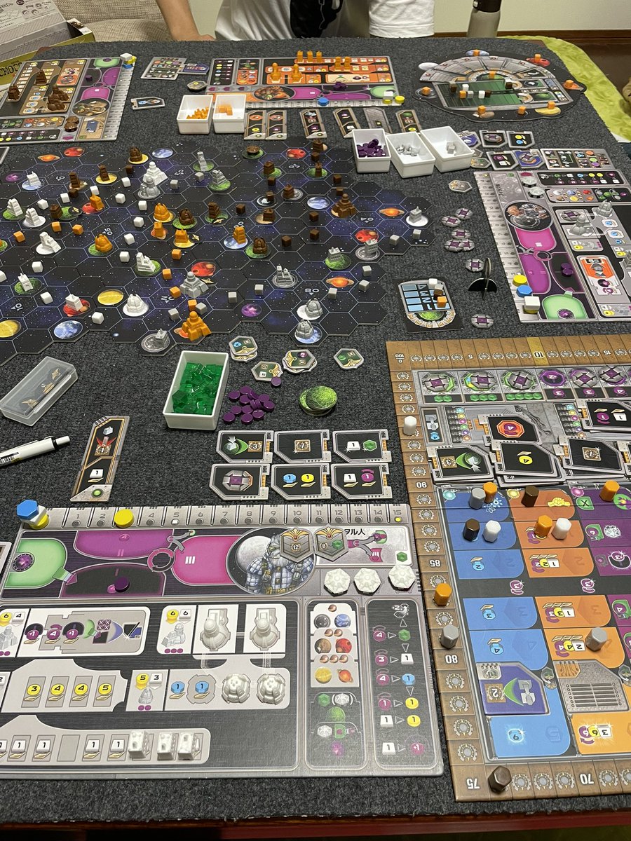 jizu147's tweet photo. 昨日は自宅ゲーム会でした。

遊んだゲーム：デワン、チャオチャオ、ガイアプロジェクト、まどマギオン https://t.co/WXnlDFiFBH