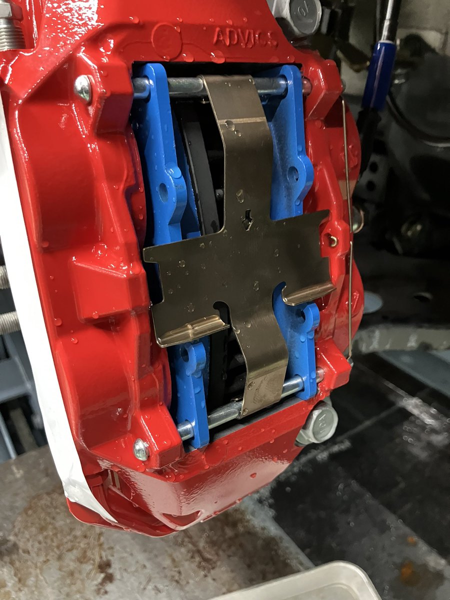 GR_TRESSA's tweet photo. 【カスタマイズ紹介】 お客様のお車 GR86に『GRモノブロックブレーキキット』を取付させていただきました！  フロントを対向4ポット、リヤを対向2ポットの大型モノブロックキャリパーにし、制動力と耐フェード性能を大きく向上させています⤴️ ブレーキパットとブレーキホースはエンドレス様のを使用させていただきました！  GRガレージトレッサ横浜では様々なカスタマイズの相談、取り付けを承っております。 先ずはお気軽にご相談ください‼️ 皆様のご来店お待ちしてます💁‍♂️  #grガレージトレッサ横浜 #gr86 #grparts #endless #ウエインズトヨタ神奈川