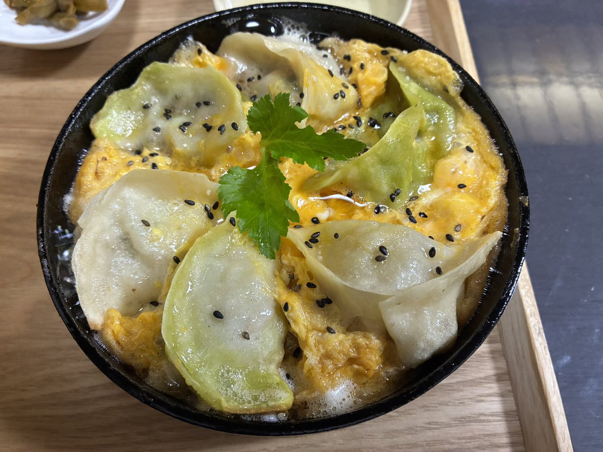 ppn0cdh's tweet photo. 木更津にある「中国河北省家庭料理　はまちゃんぎょうざ」ですラーメンのスープうまい、餃子は鉄鍋ででできて熱々でうまい円盤で玉子でとじている珍しい、美味しゅうございました。😋 #はまちやんぎようざ #中国河北省家庭料理 #はまちゃん餃子 ＃木更津 ＃餃子 ＃ラーメン #鶏白湯 https://t.co/maMcHkYhtb
