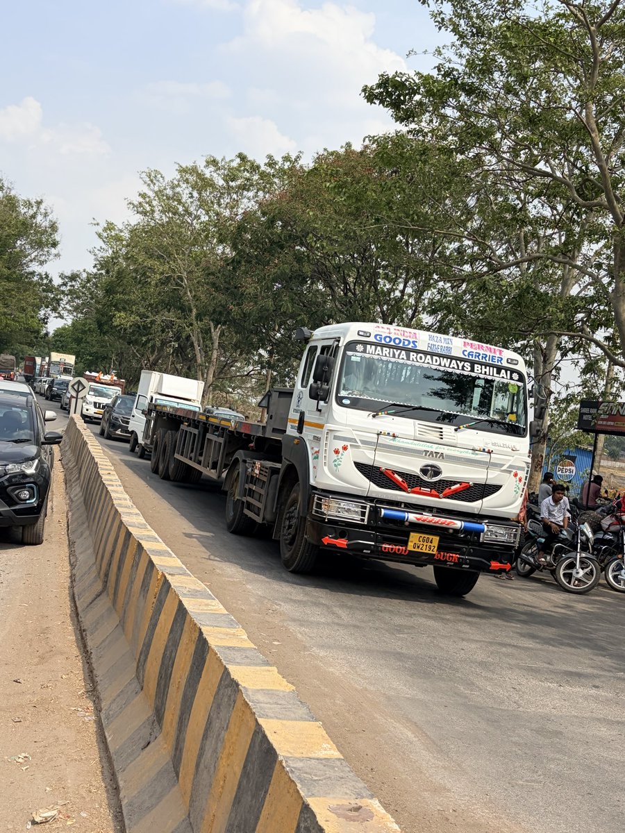 aksgoyal's tweet photo. Requesting @ChhattisgarhPolice, @MahasamundDist and concerned transport authorities to:

✅ Review CCTV footage
✅ Identify responsible drivers
✅ Take action against vehicle owners/operators
✅ Ensure strict lane discipline at Belsonda Railway Crossing https://t.co/ZUgHW8zYjA