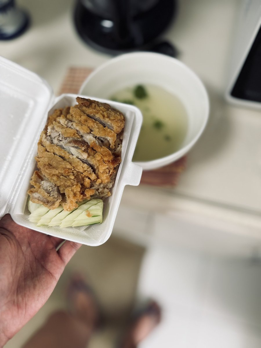 TasteWithRobin's tweet photo. Khao Man Gai (ข้าวมันไก่)
One last bite of Bangkok as I will keep my meal simple and light for the airport lounge &amp; airplane otherwise you know what happens 😂😂😂 

10/10 delicious comfort food for just 50 Baht / $1.5 off the street. https://t.co/Cv6SwVd1Tg