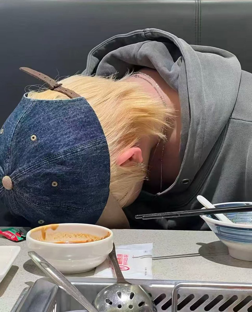 06x02_'s tweet photo. 젼 밖에있는데 갑자기 뾰가 저런 몽..한 표정으로 찍은 셀카 보내면서 언제와? 이러면 젼이 식탁 아래로 숨음 https://t.co/q8e93yIwex