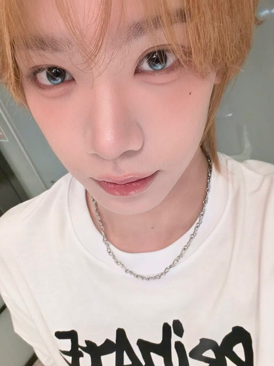 06x02_'s tweet photo. 젼 밖에있는데 갑자기 뾰가 저런 몽..한 표정으로 찍은 셀카 보내면서 언제와? 이러면 젼이 식탁 아래로 숨음 https://t.co/q8e93yIwex