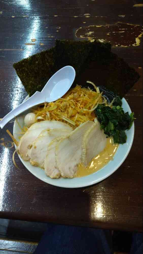 dynam_00026's tweet photo. 白服Sです🎵
今回ご紹介するラーメンは栃木県の国道4号沿いにある『＃魂心家』です🍜
国道4号は結構利用するので、通る度に気になっていたんですよ🚗
予想通り美味しかった💫ネギもチャーシューも美味しい✨
個人的にはトッピングの生姜入れると更に美味しいです🎶
#ﾀﾞｲﾅﾑ下館　＃ラーメン https://t.co/5Ul9I2XWA4