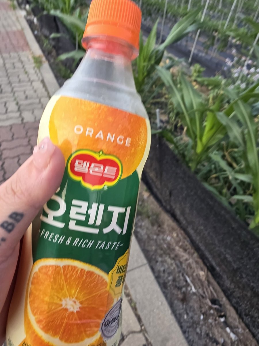 _half_empty's tweet photo. 내리자마자 델몬트 수혈 https://t.co/30wovNtnpt