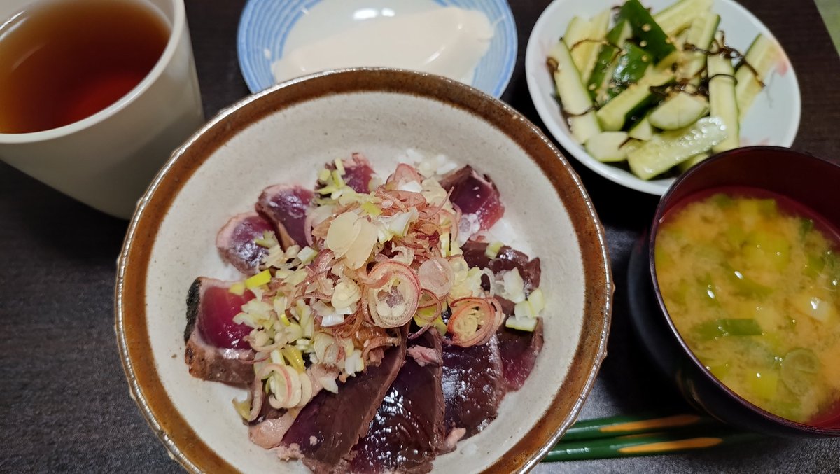 Rattyee_cast's tweet photo. 今晩は、薬味たっぷりのカツオのたたき丼と、きゅうりのナムル。
いただきます。
#らっちゃん御飯 https://t.co/d5HFi6atH3