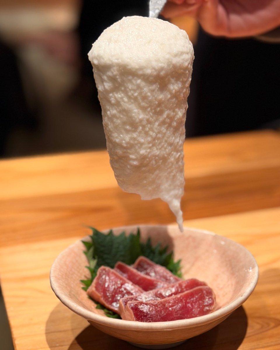 w1_headline's tweet photo. ＼生産者さんの想いを届けます！／

鳥取県産 砂丘ねばりっこ
＝＝＝＝＝＝＝＝＝＝＝＝＝＝
今回ご紹介するのは、
JA鳥取中央長芋集荷場の皆さま。
鳥取県の特産品「ねばりっこ」は、
強い粘りと豊かな風味が特徴のブランド長芋です。

#鳥取のご馳走フェア
#ねばりっこ
#鳥取グルメ
#ワールドワン https://t.co/G08XzjslGW