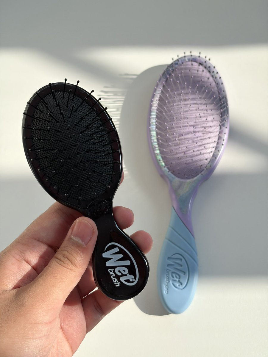 2026akukayaraya's tweet photo. Udah males banget sama helaian rambut yang udah disapu ada lagi ada lagi, padahal udah minum vitamin dan pakai hair care buat rambut rontok.. 

Mungkin ini dia waktunya kamu ganti sisir👍👍

The problem                       Solution https://t.co/kzYQKZR65D