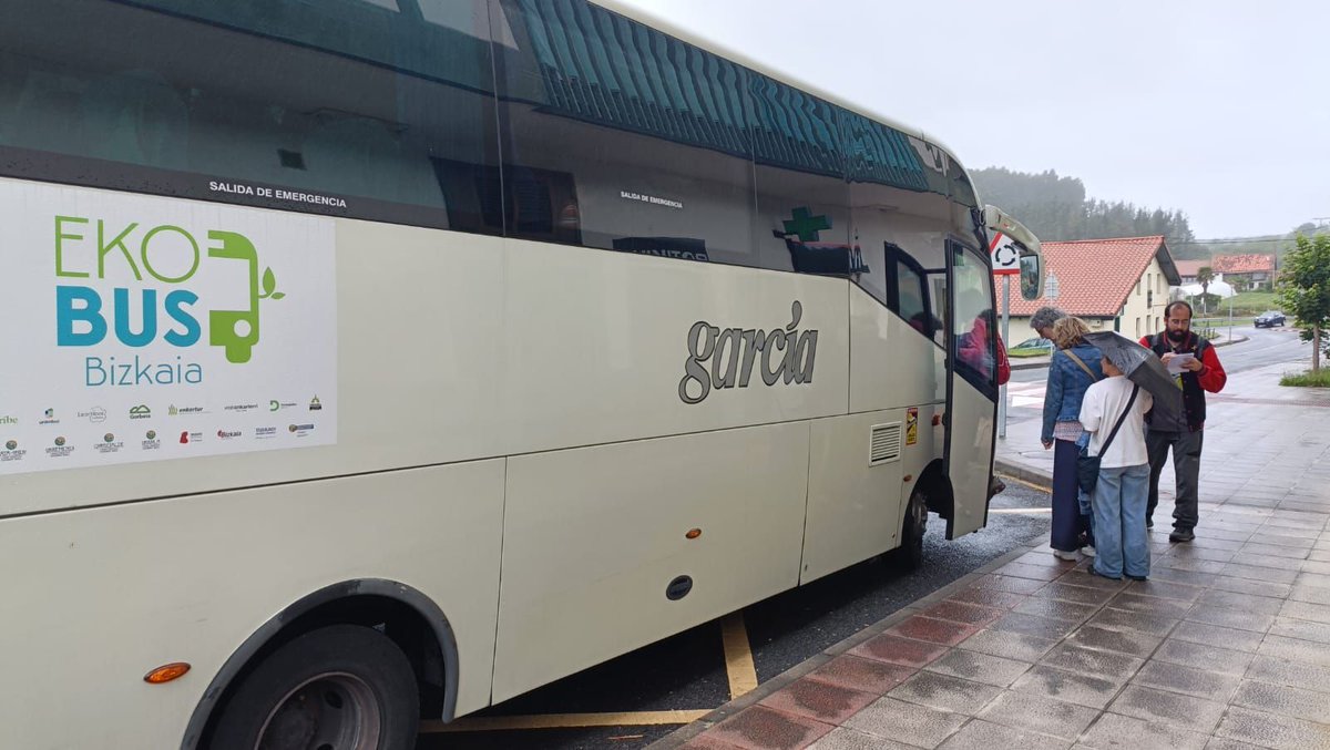Ekobideak's tweet photo. 🚍Este sábado hemos dado el pistoletazo de salida al EKOBUS Bizkaia en la comarca de Lea-Artibai

🌧️A pesar de la lluvia, hemos paseado por Ispaster para conocer la historia de sus baserris 🏡🏡 y después hemos degustado su producto local 🥔🧅🥚🍄🐟🥂

🤗Mila esker etortzeagatik! https://t.co/ypozXuOkeG