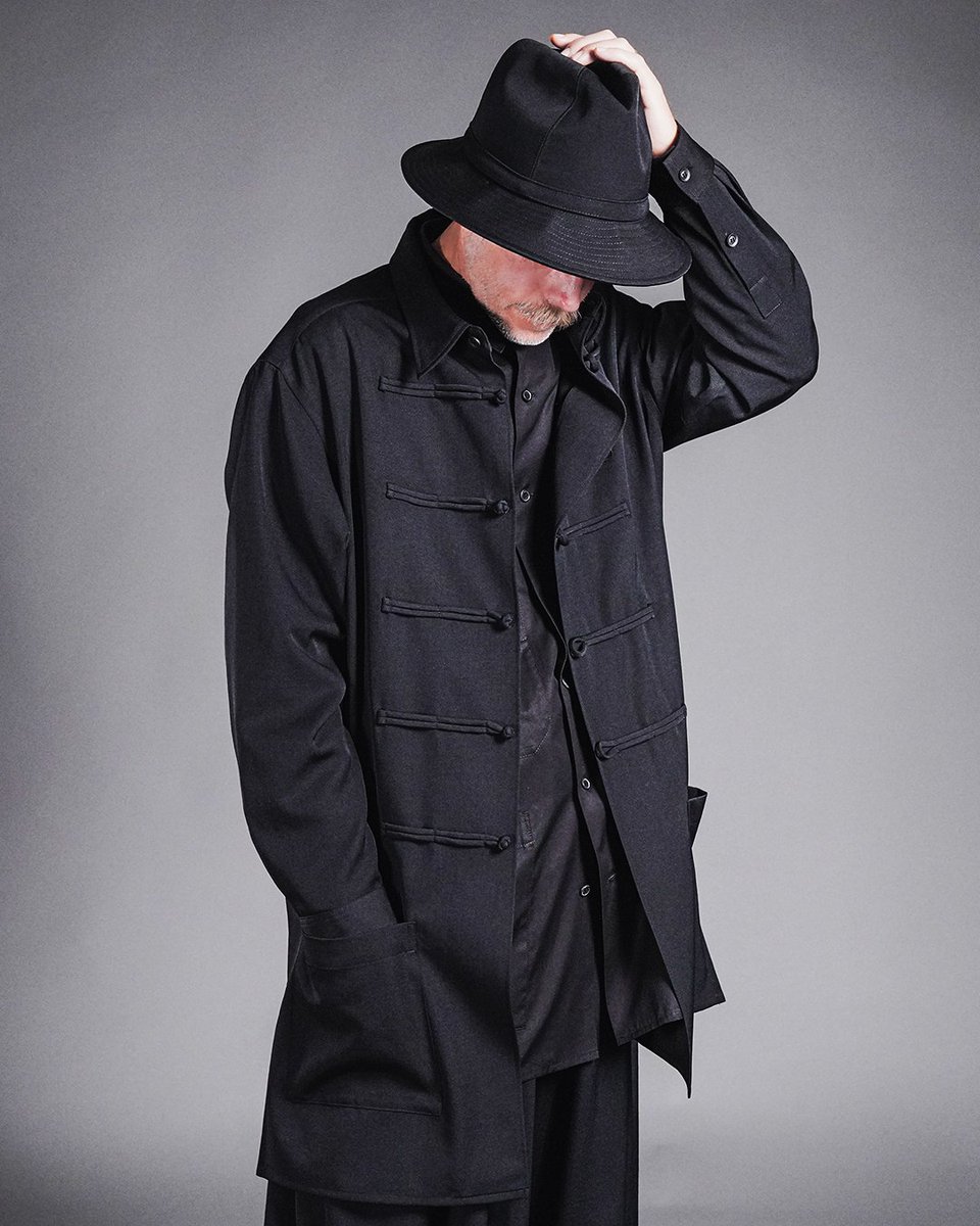 HUES_FUKUOKA's tweet photo. YOHJI YAMAMOTO POUR HOMME 2026AWスタート。ブランドの原点とも言えるシワギャバが入荷しました。チャイナジャケット、ランダムタック、カラス、バルーンパンツに加え、ギャバハット&キャスケットも到着。今から着られる秋冬の第一便です。 #YohjiYamamoto #HUES https://t.co/1UekxLo2rW